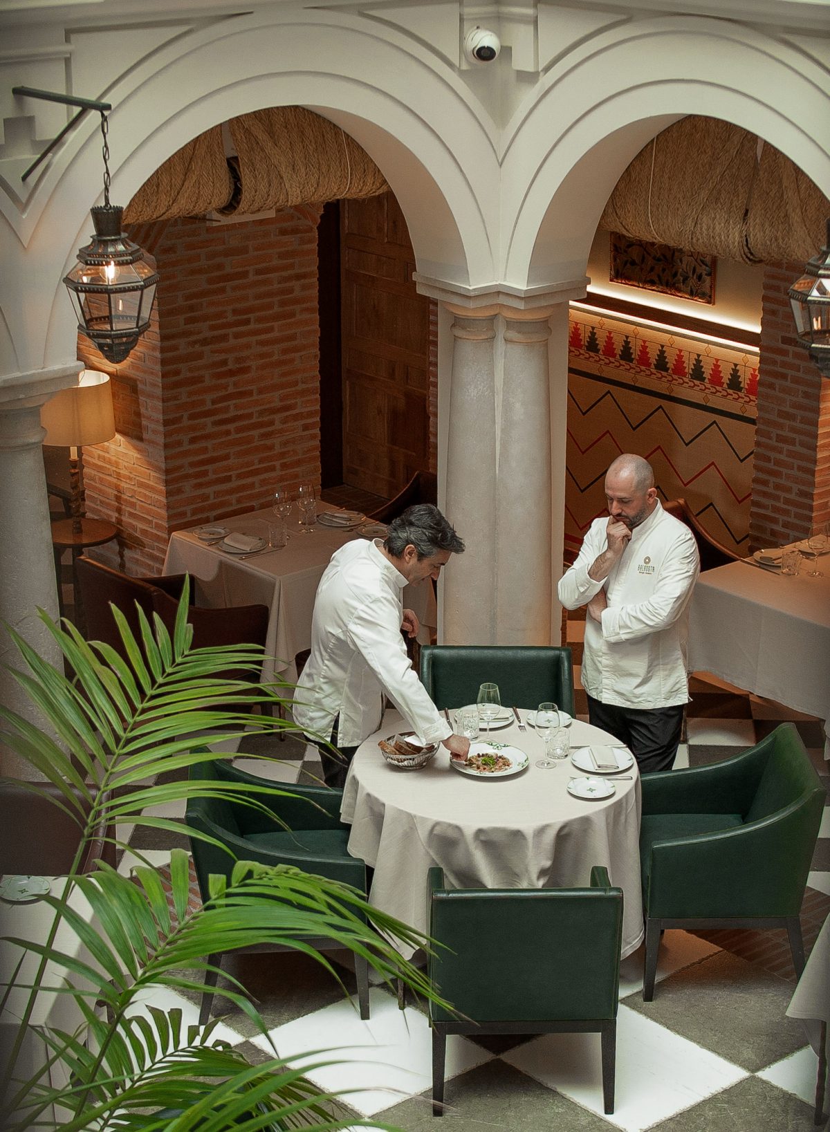 Al frente de nuestra cocina se encuentran el chef con Estrella Michelín, José Carlos García y nuestro jefe de cocina, Sergio Solano.