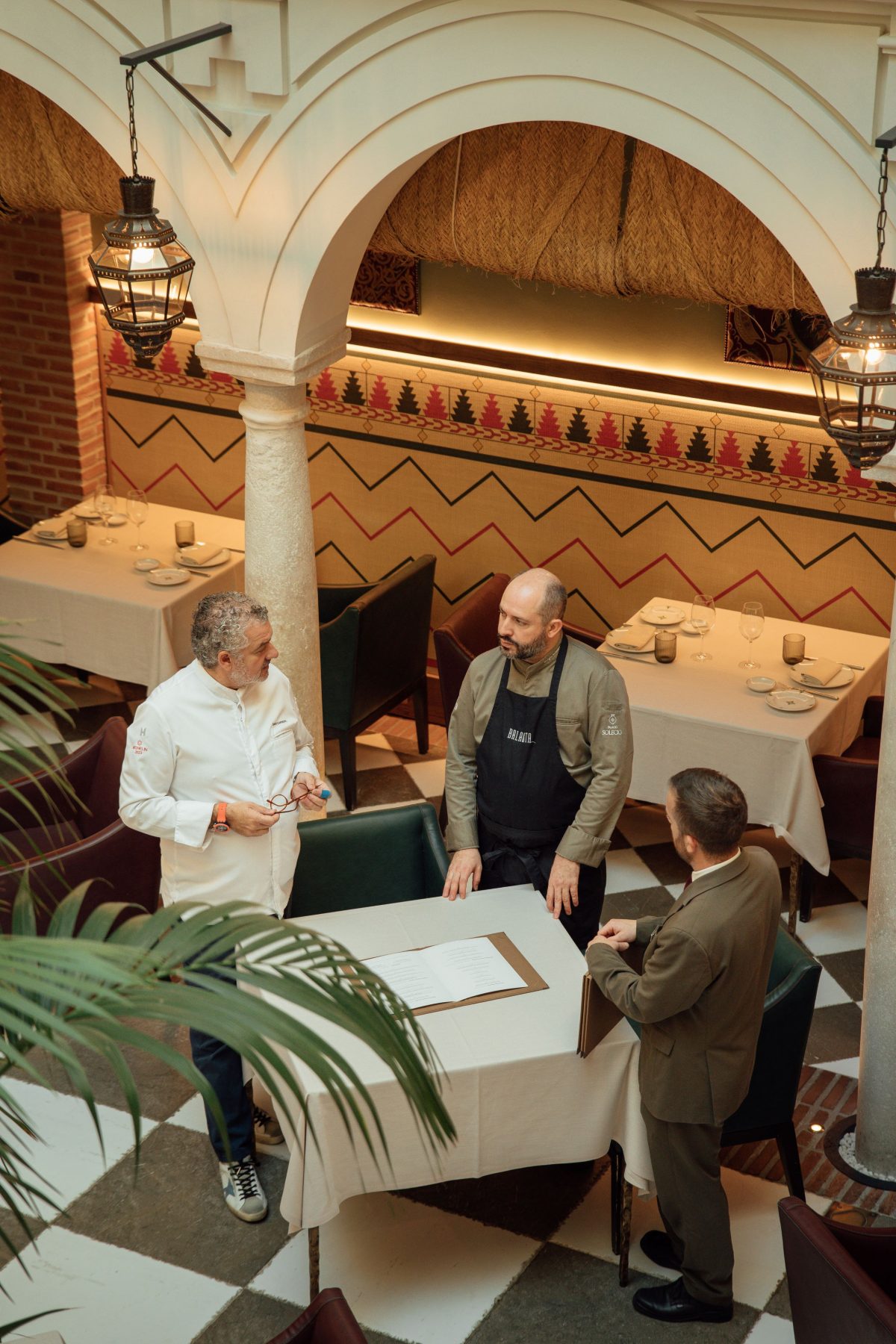 Balausta cuenta con el asesoramiento de Dani Carnero, chef malagueño con estrella Michelin, cuya visión acompaña una cocina fiel al producto, a la tradición y a nuestra tierra.