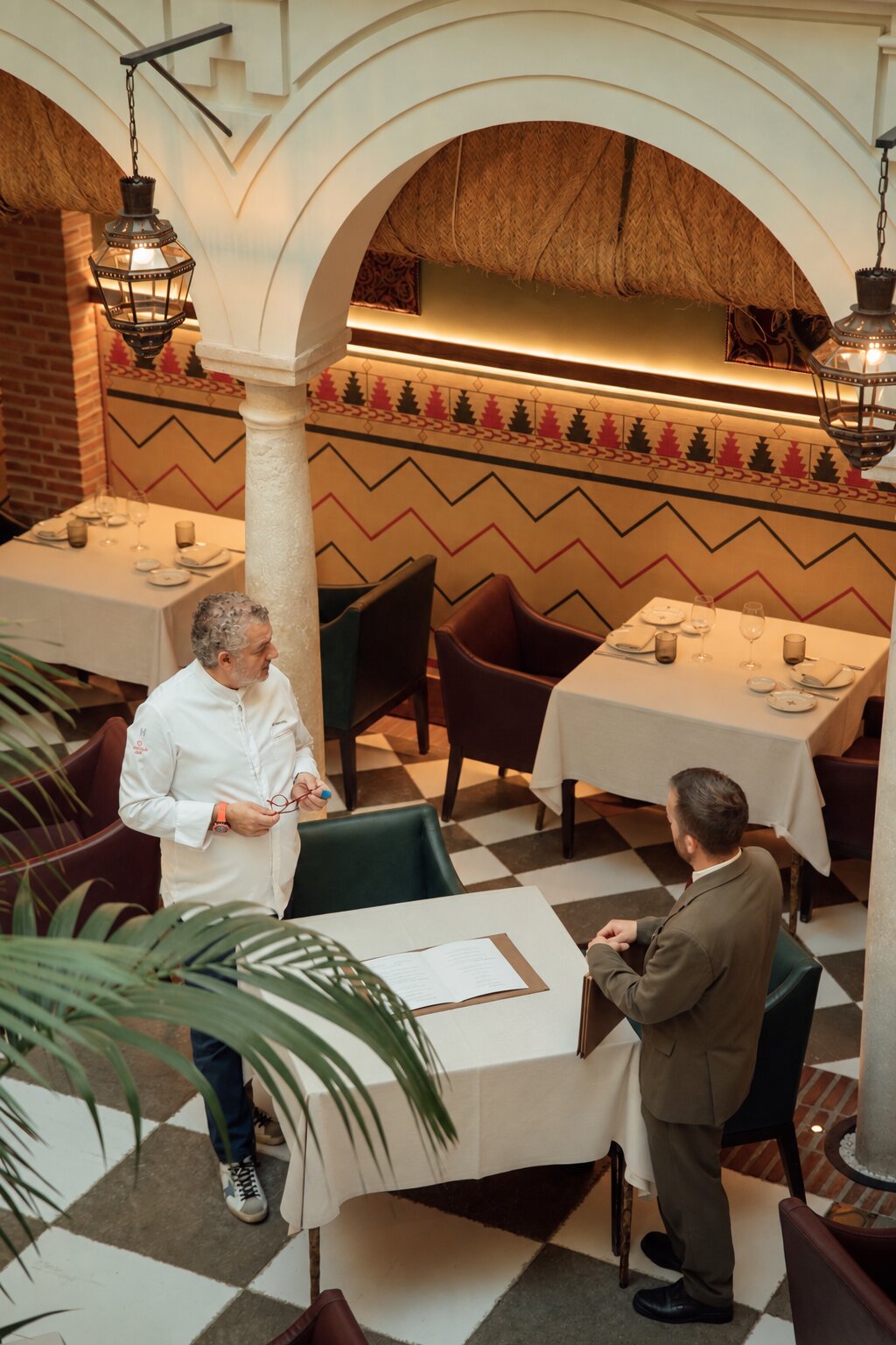 Balausta cuenta con el asesoramiento de Dani Carnero, chef malagueño con estrella Michelin, cuya visión acompaña una cocina fiel al producto, a la tradición y a nuestra tierra.